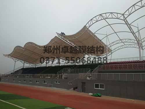 安裝膜結構具有一定危險性，需做好安全措施