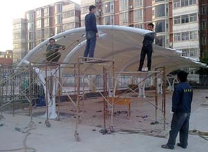 焦作膜結(jié)構(gòu)車(chē)棚【廠家直銷】焦作膜結(jié)構(gòu)停車(chē)棚,張拉膜車(chē)棚