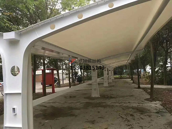 榕江<font color='red'>膜結(jié)構(gòu)停車棚</font>【遮陽棚廠家】生產(chǎn)設(shè)計(jì)