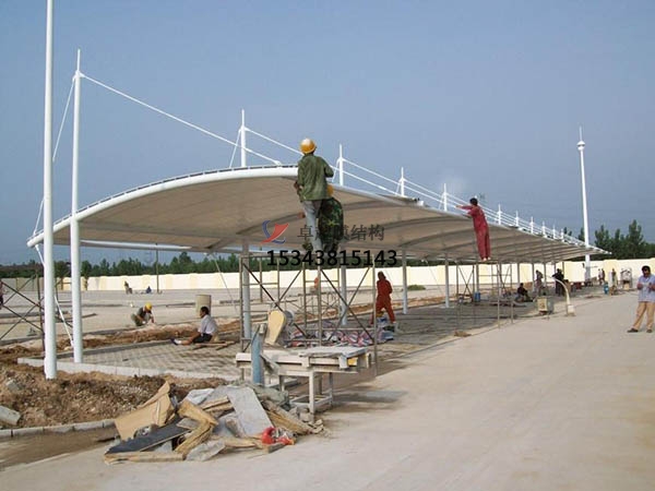 貢嘎<font color='red'>膜結(jié)構(gòu)停車棚</font>【遮陽棚廠家】