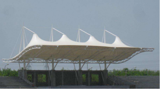  膜結(jié)構(gòu)施工中膜材是如何安裝的呢？