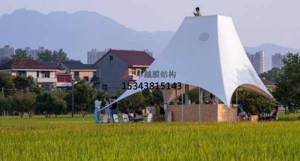 如斯美好！稻田中的張拉膜“塔亭”